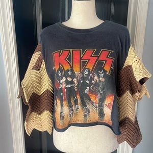 One-of-a-kind vintage tee with crochet sleeves!! 💋🤘